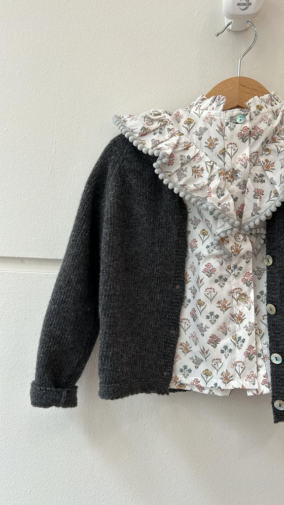 Camisa de flores gris