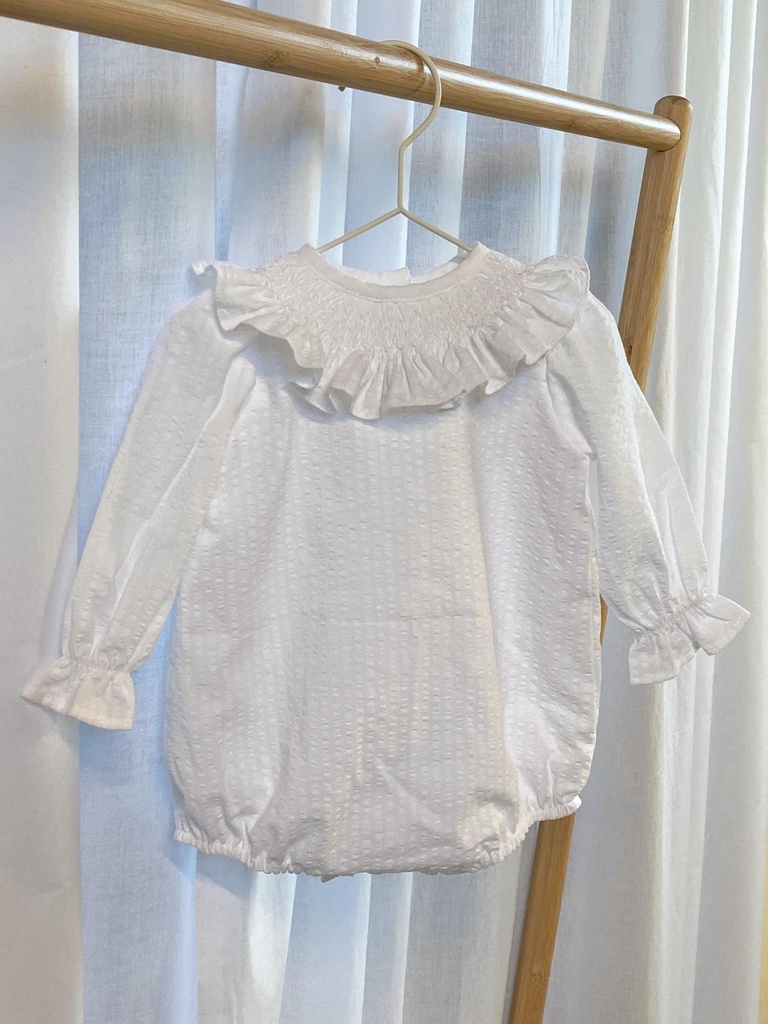 Pelele blanco cuello nido 