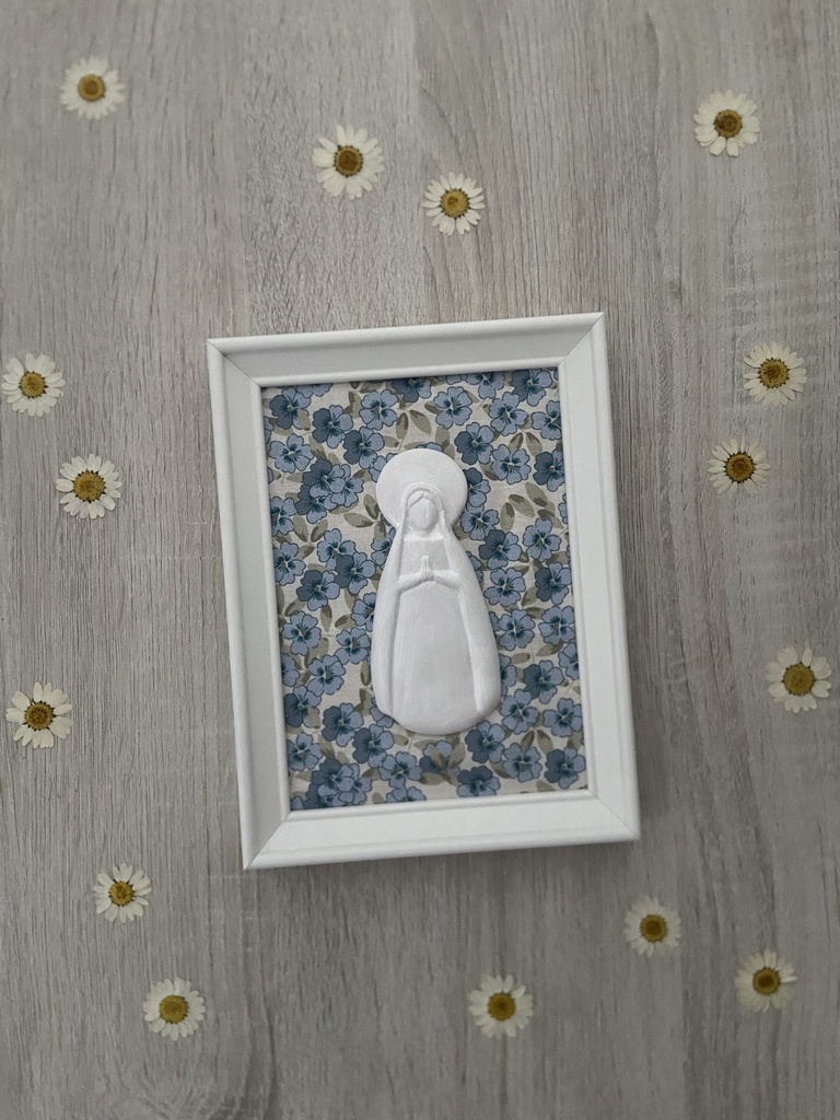 Virgen María enmarcada estampado flores colores