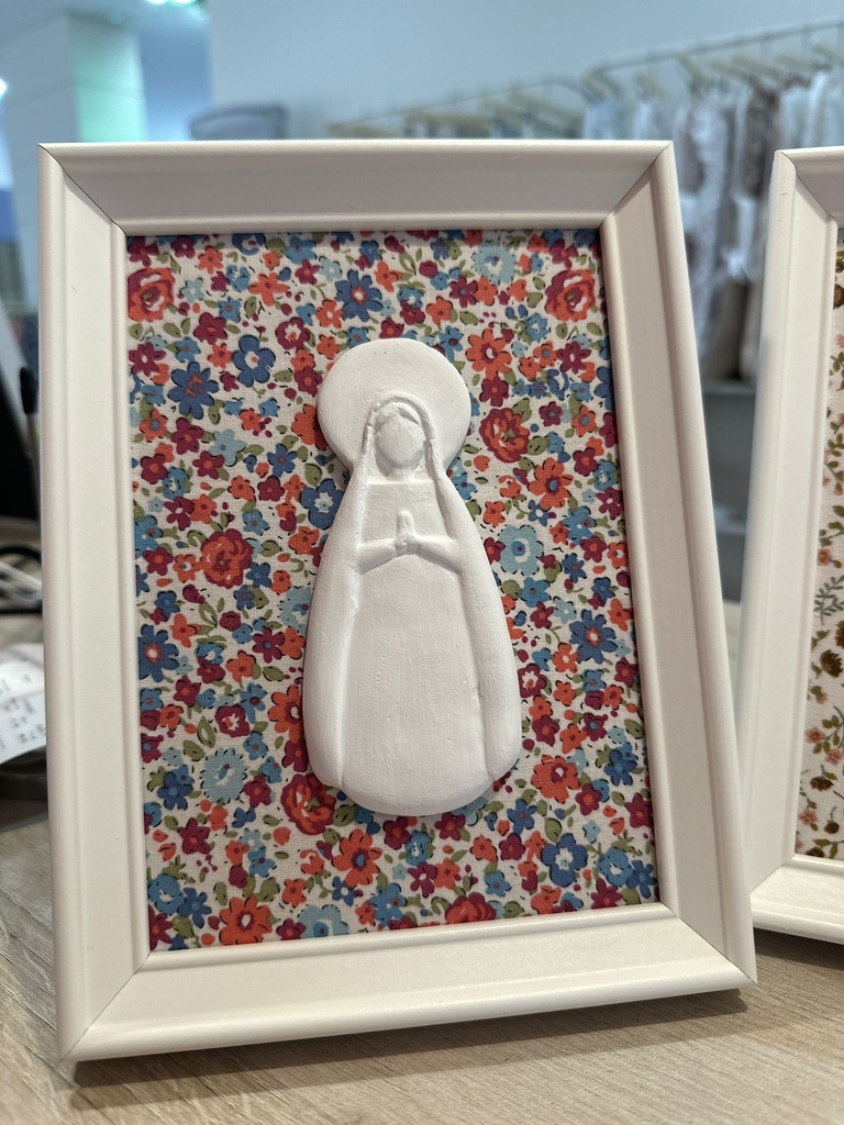 Virgen María enmarcada estampado flores colores
