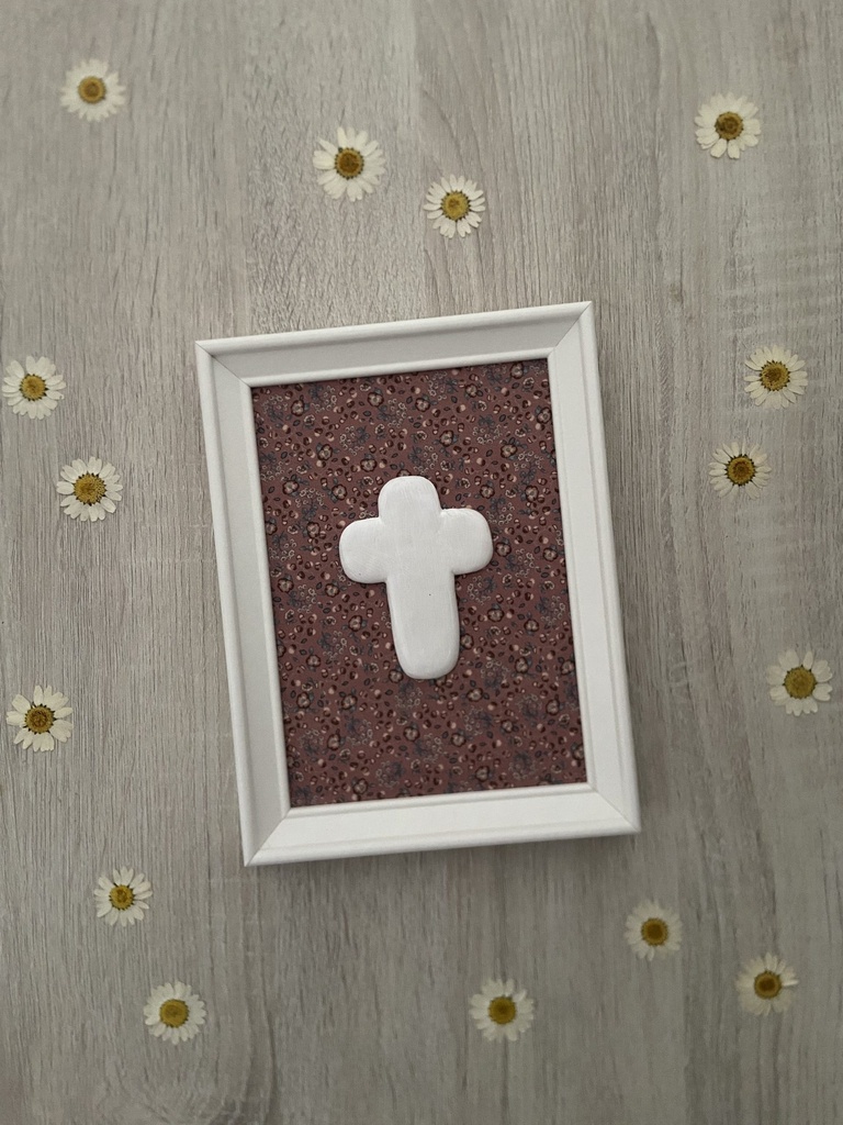 Cruz enmarcada fondo batista burdeos flores