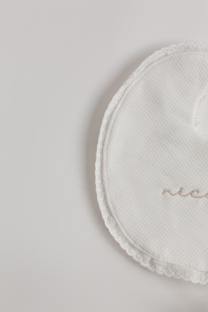 Babero redondo piqué blanco con puntilla