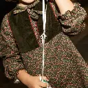 VESTIDO VERDE CON FLORES ROJAS Y PECHERA A CONTRASTE NAVIDAD