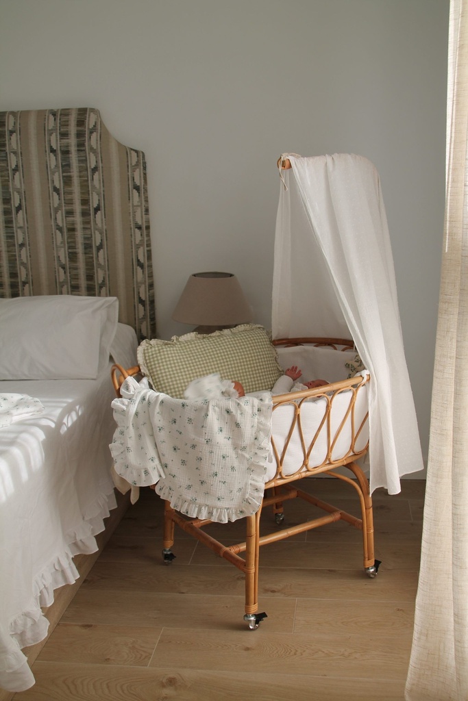 Minicuna de junco con dosel 