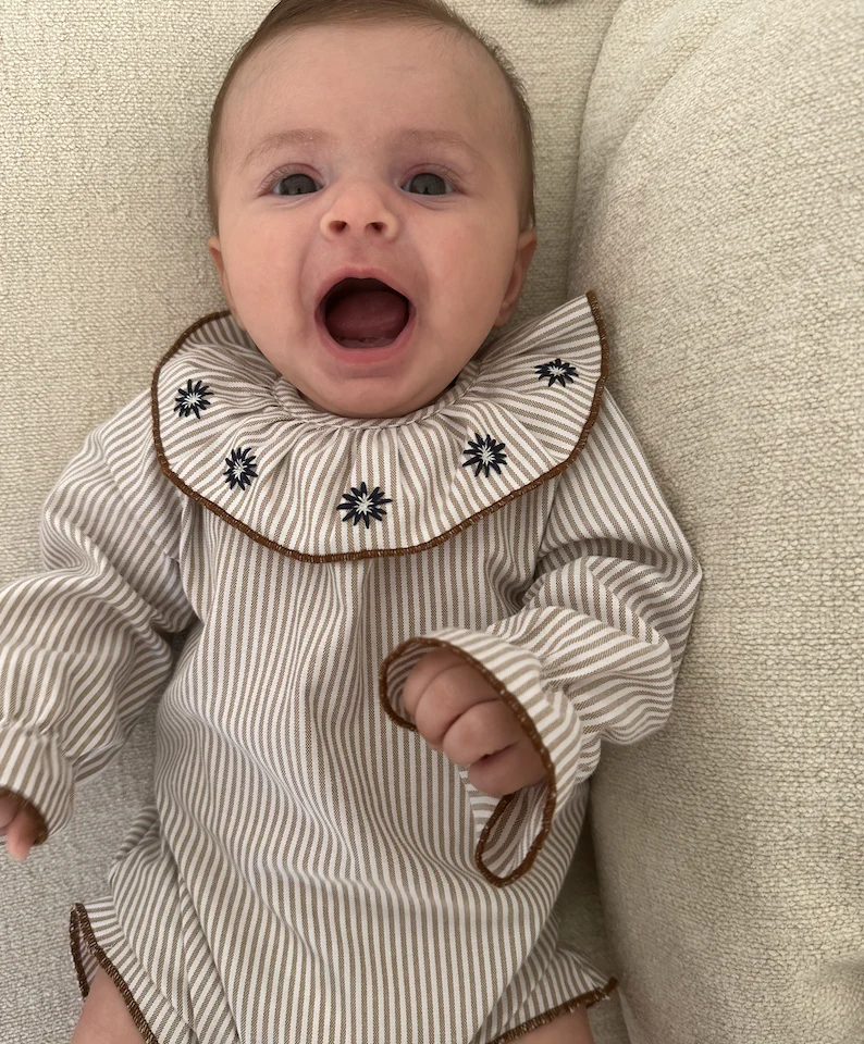 Pelele rayas topo cuello volante bordado